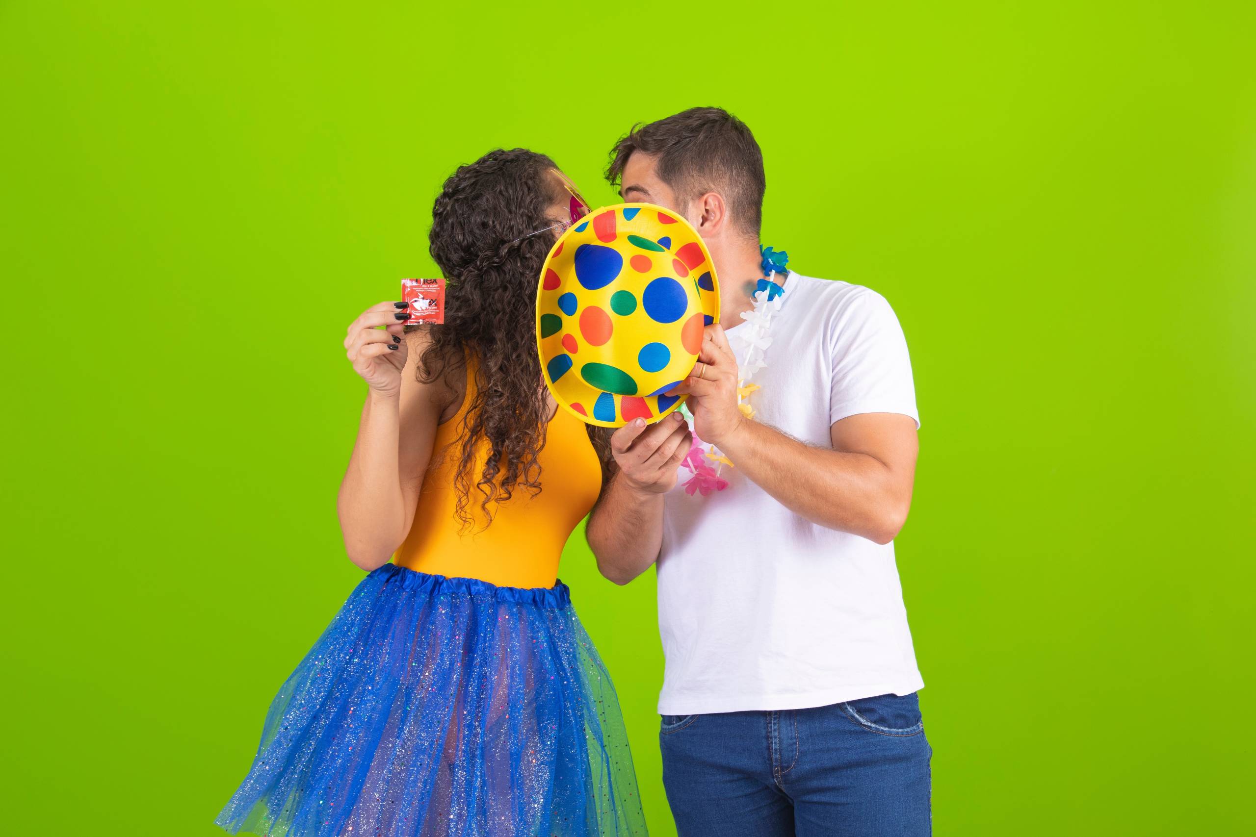 ‘Doença do beijo’: conheça os riscos da infecção que fica em alta no carnaval