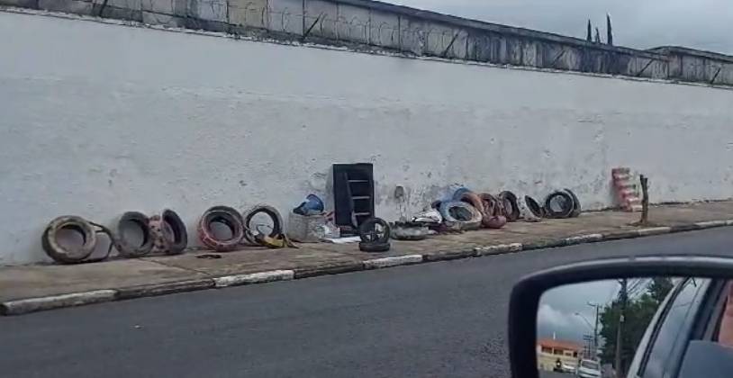 Descarte de pneus em dia de chuva vira 'paraíso' para o mosquito da dengue