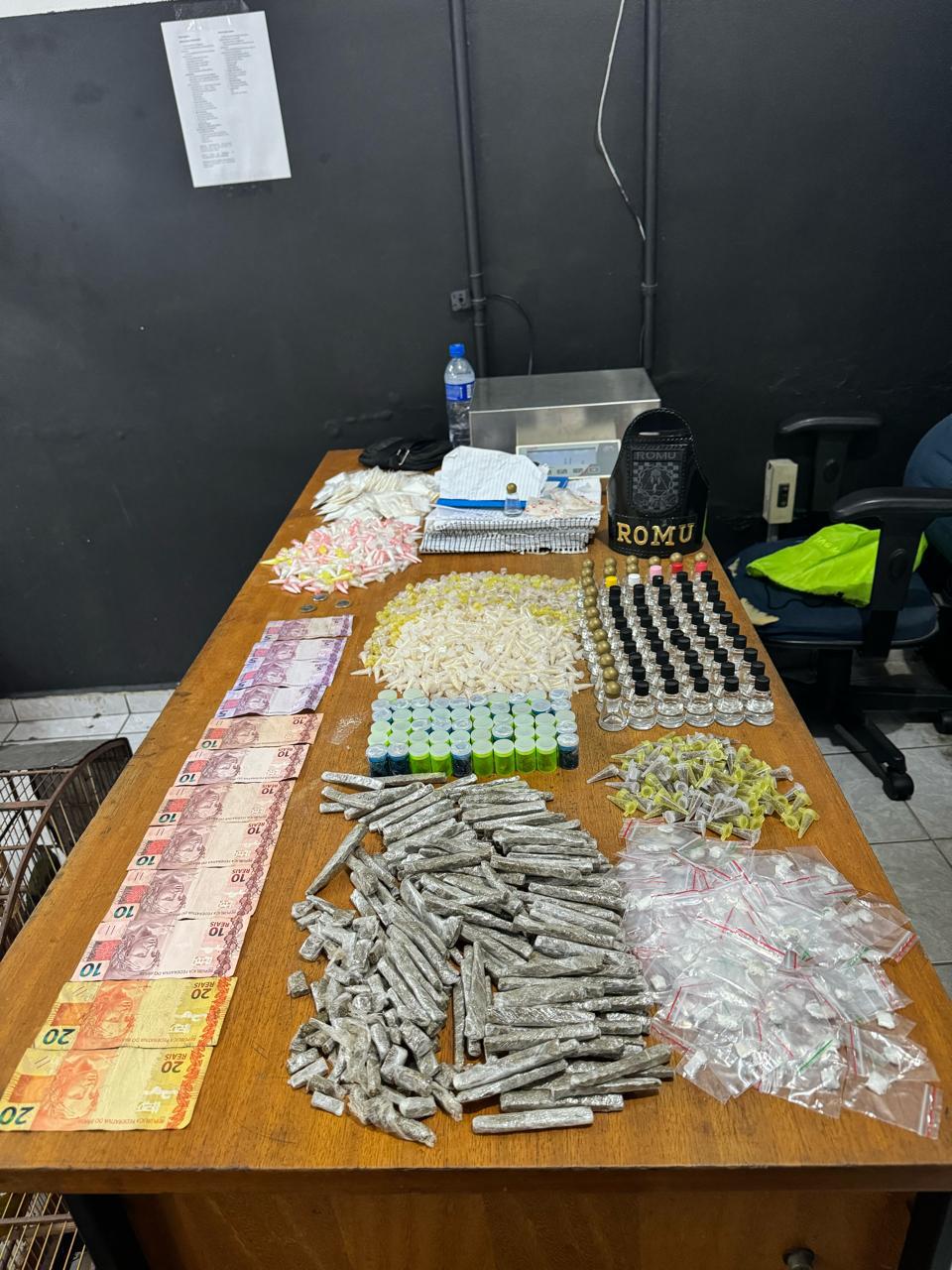 GCM de Suzano prende três pessoas e localiza quase cinco quilos de drogas