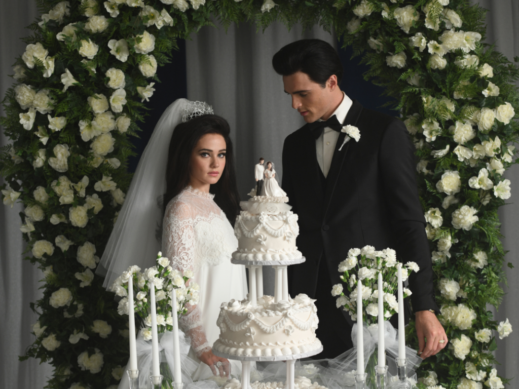 Cena do filme "Priscilla" do casamento de Elvis e Priscilla Presley