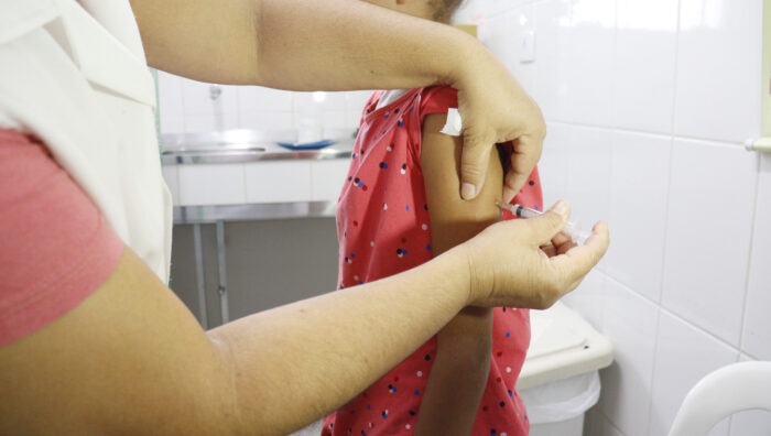 Vacinação contra a dengue para adolescentes de 14 anos começa hoje no Alto Tietê; Suzano também está na lista