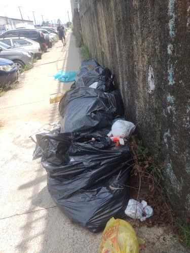 Lixo próximo à estação de Jundiapeba | Reprodução.