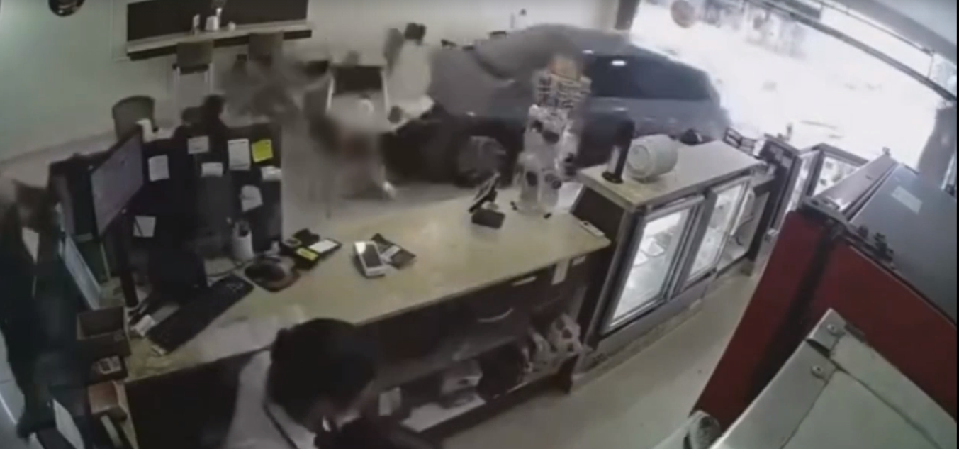 Motorista perde controle e carro invade doceria na Baixada Santista; veja vídeo