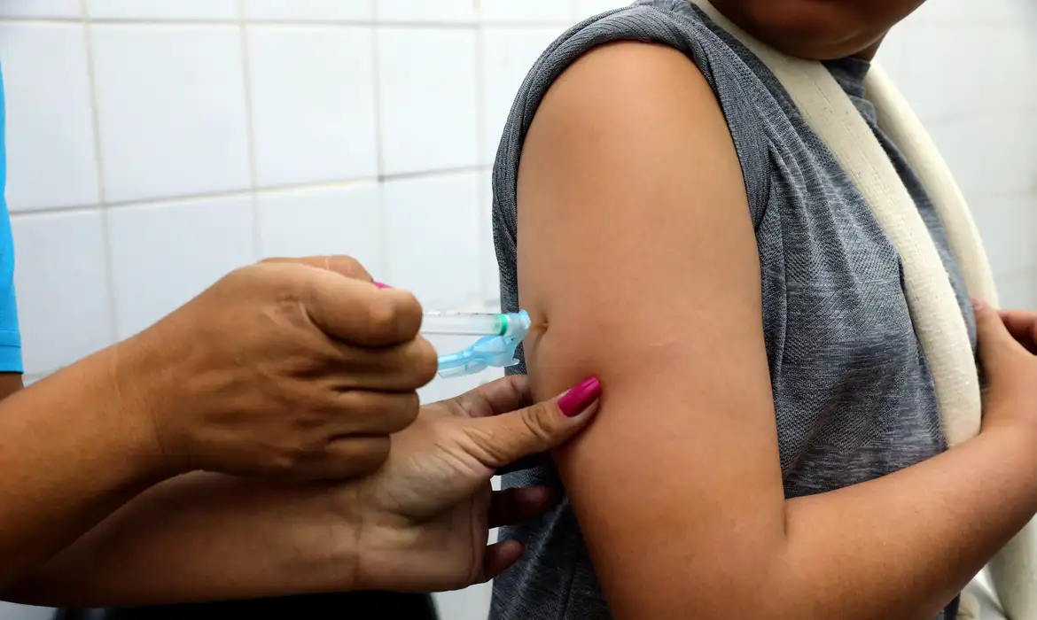 Com doses próximas do vencimento, Ministério da Saúde amplia vacinação contra dengue