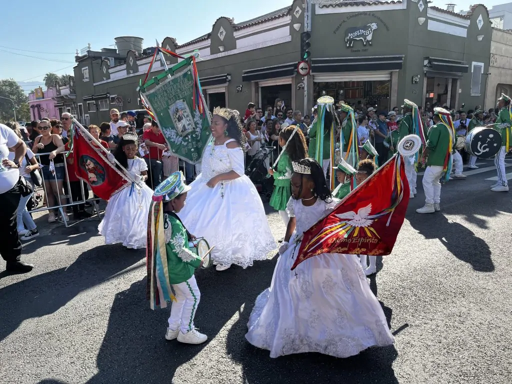 Congadas usavam roupas tradicionais, coloridas e tocavam instrumentos | Vitor Gianluca