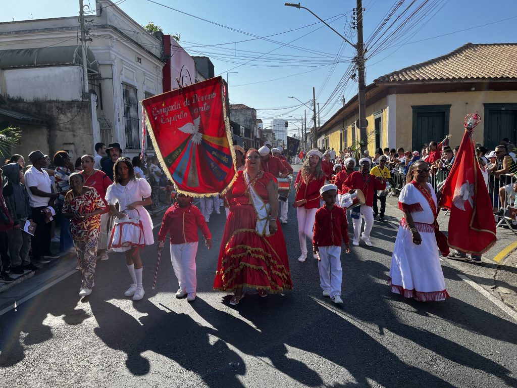 Congadas usavam roupas tradicionais, coloridas e tocavam instrumentos | Vitor Gianluca