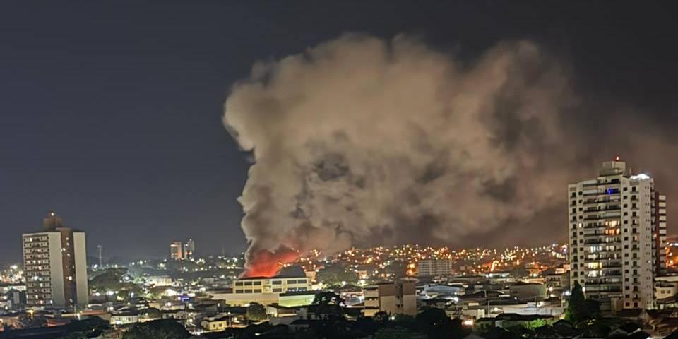 Prédio no Centro de Mogi pega fogo e vizinho chama o Corpo de Bombeiros