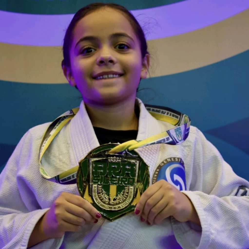 Sophia Bisco com a medalha de ouro que faturou no último domingo (7) | Acervo Pessoal/Ingrid Moura.