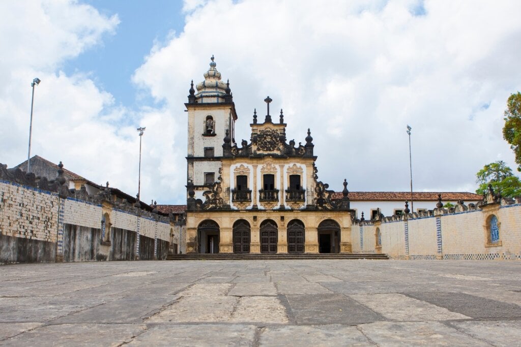 Vista da parte da frente da Igreja de São Francisco em João Pessoa com céu-azul com nuvens em cima 