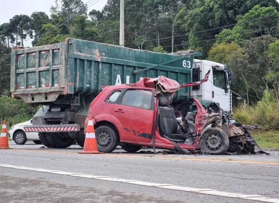 VÍDEO; Acidente grave entre carro e caminhão na rodovia Mogi-Bertioga deixa três mortos