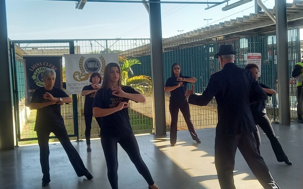 Ritmos latinos agitaram a estação Mogi das Cruzes | Foto: Nicoly Assis/O Diário