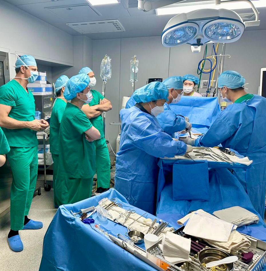 Médico do Imot traz para o Brasil nova técnica para cirurgia de hérnia