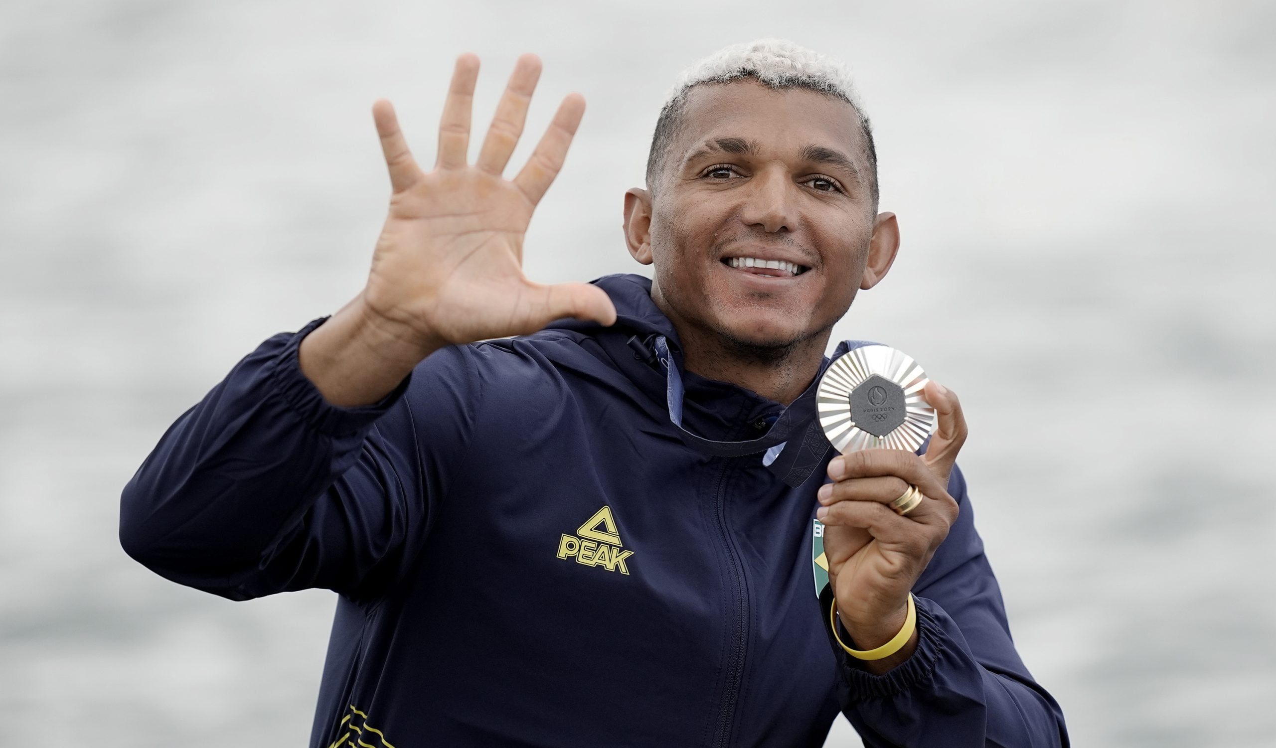 Isaquias Queiroz é prata na canoagem