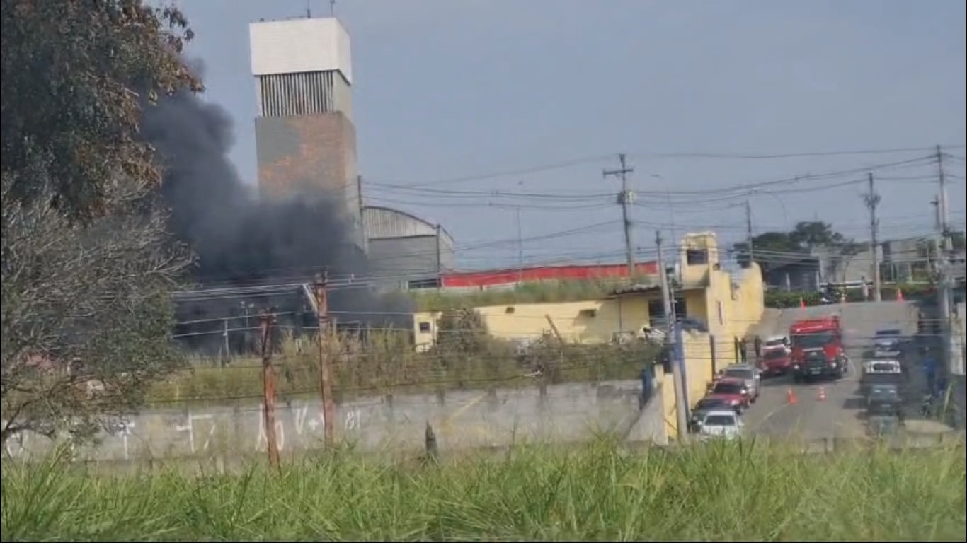 VÍDEO: Bombeiros tentam controlar incêndio em empresa de Brás Cubas