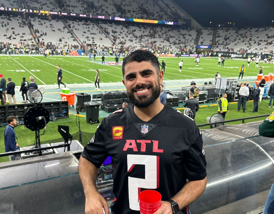 Daglawi vestiu a camisa dos Falcons durante o jogo | Murad Daglawi.