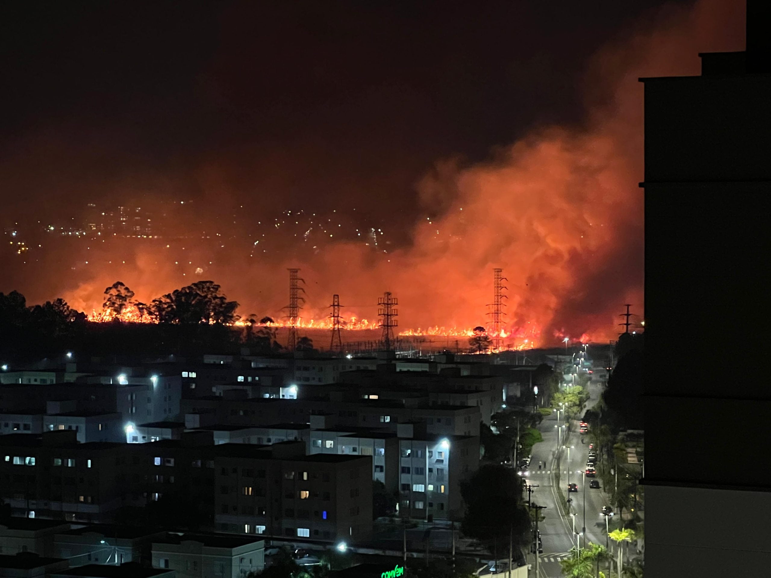 Bombeiros tentam combater incêndio de grandes proporções em área de vegetação em Mogi das Cruzes