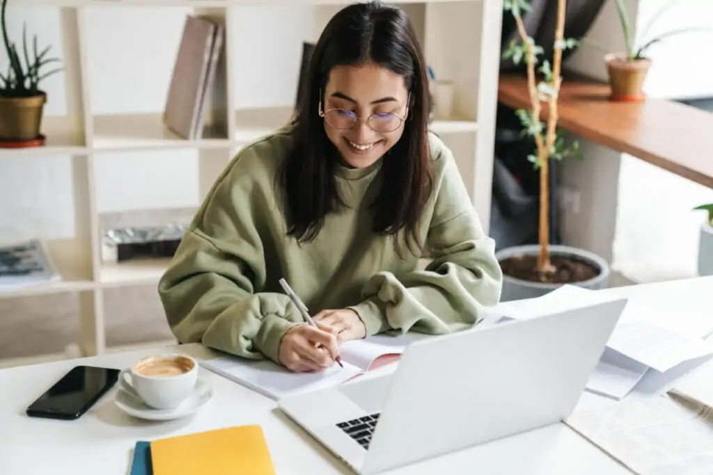 Menina de óculos estudando