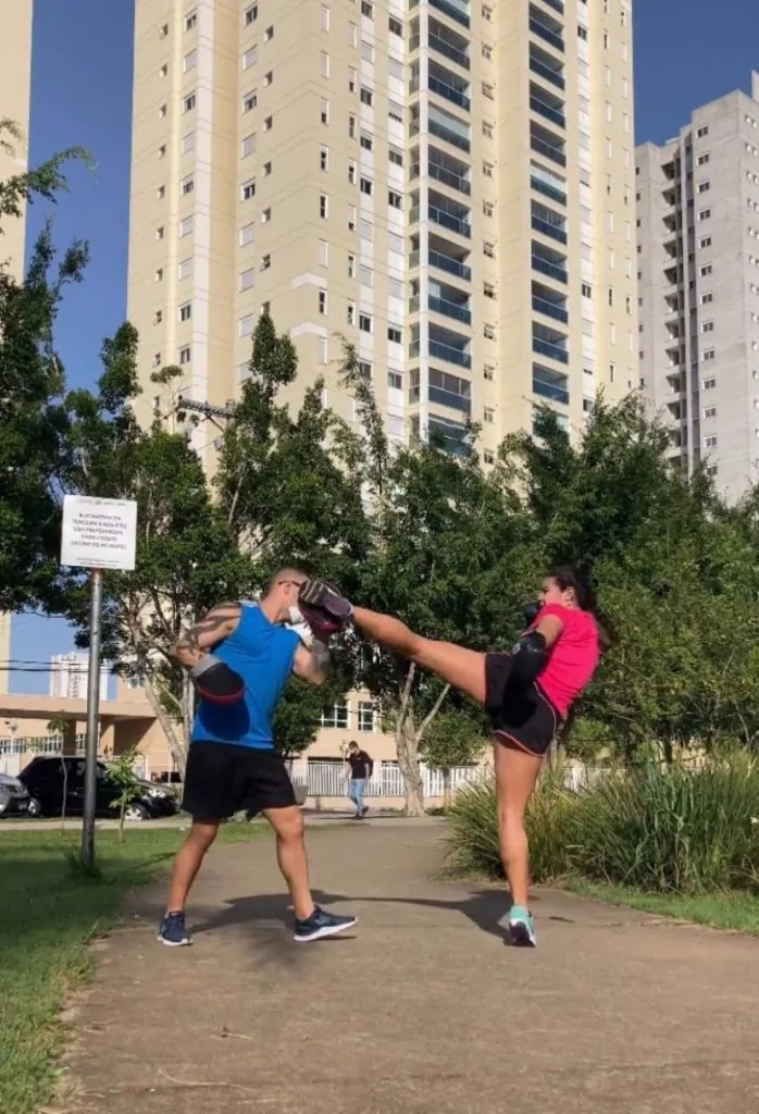 Lívia hoje é graduada em muay thai | Arquivo pessoal