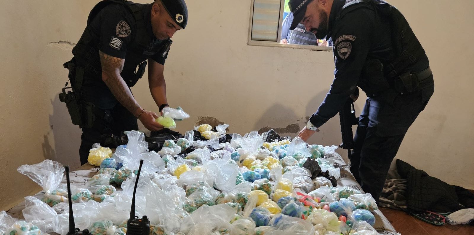 GCM de Itaquá apreende mais de 6 mil drogas em 'casa bomba' e detém dois suspeitos