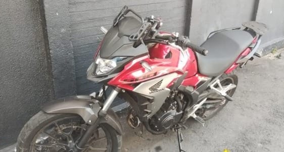 Polícia prende homem com moto roubada em frente a residência em Itaquá