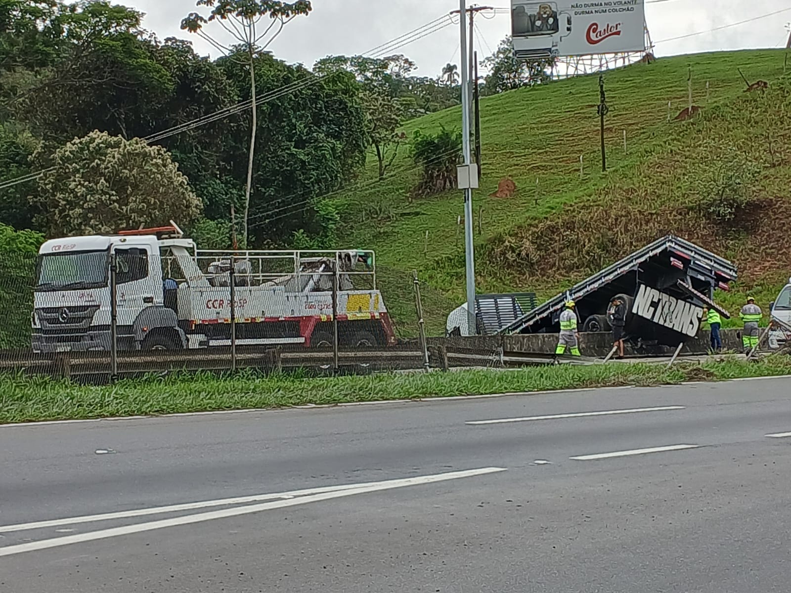 Caminhão cai em ribanceira após bater em mureta na Dutra, em Santa Isabel