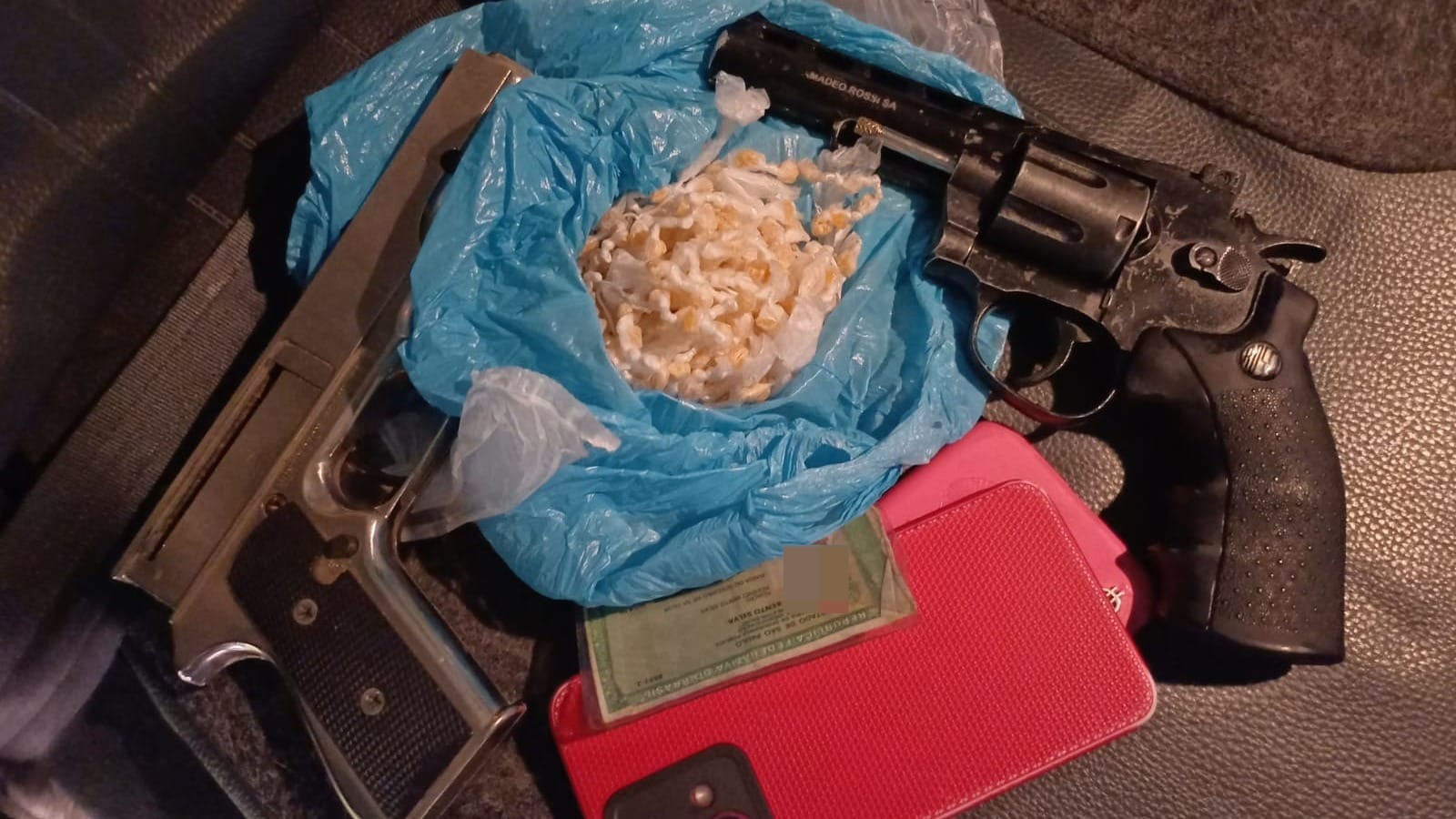 PM prende dupla e apreende drogas e arma falsa após tentativa de roubo em Guararema