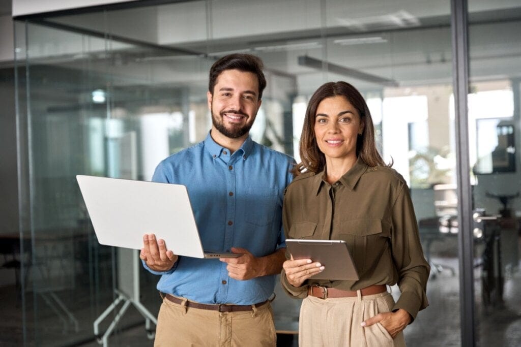 Homem e mulher no escritório de trabalho