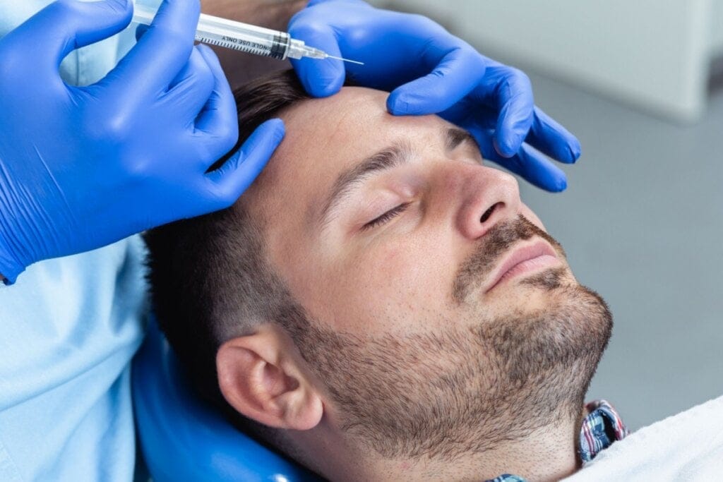 Homem fazendo procedimento estético em clínica.