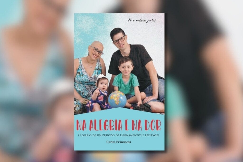 Capa do livro " Na Alegria e Na Dor" com a foto de um casal e um menino sentados 