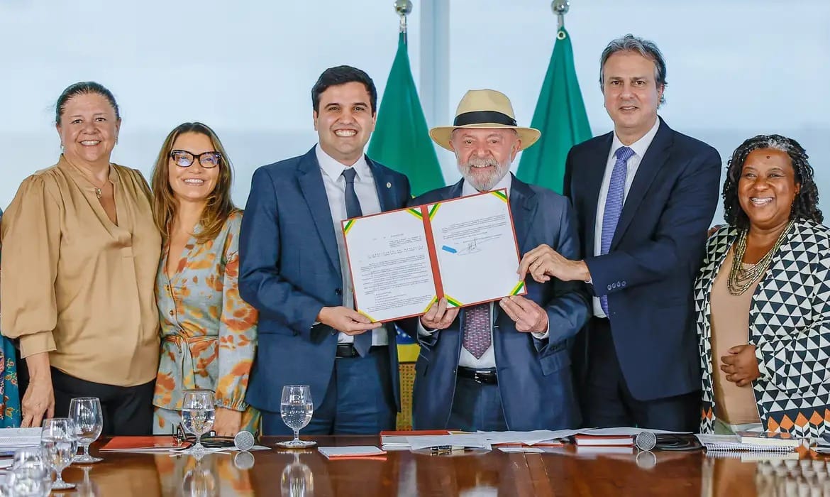 Entenda a lei que restringe o uso de celular nas escolas de todo o Brasil