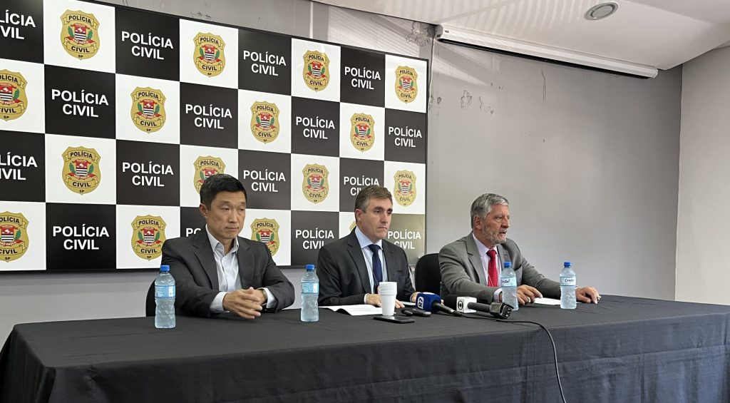 Coletiva reuniu o Secretário de Segurança Pública Gilberto Ito, e os delegados Alexandre Batalha e Waldir Covino Júnior respectivamente | Vitor Gianluca.