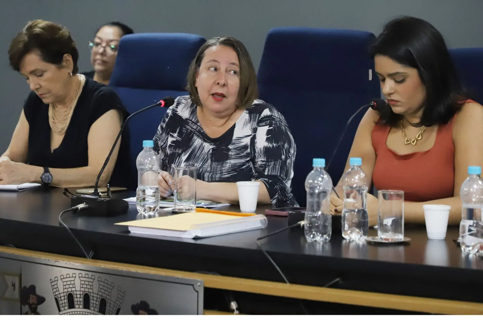 Secretária acusa gestão passada de apagar dados de departamentos da Educação