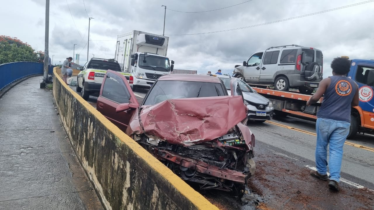 Acidente no viaduto Ryu Mizuno, em Suzano, deixa três feridos e causa congestionamento