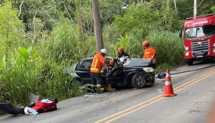 Motorista sofre fratura exposta após colidir contra poste em Santa Isabel