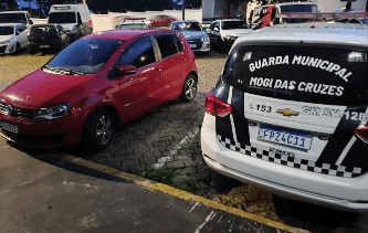 Veículo que rodava por Mogi aplicando golpes com venda de panelas é apreendido pela GCM