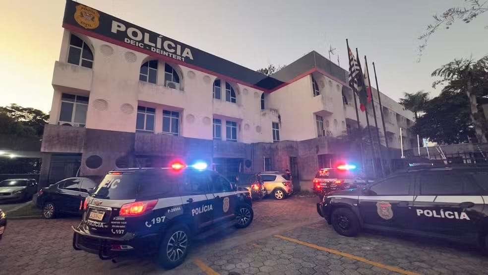 PRF encontra armas escondidas no corpo de motorista durante abordagem na Dutra, em Arujá