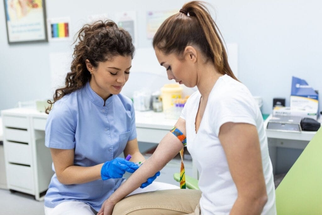 Enfermeira preparando uma doadora de sangue em um hemocentro