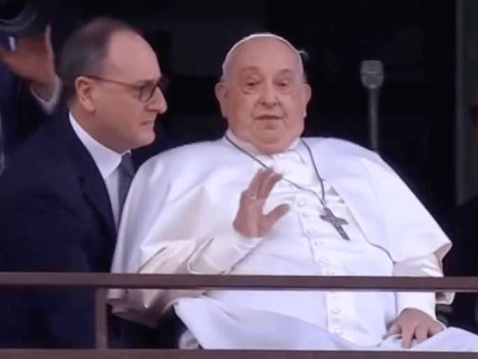 Papa Francisco recebe alta após quase 40 dias internado e faz parada para oração