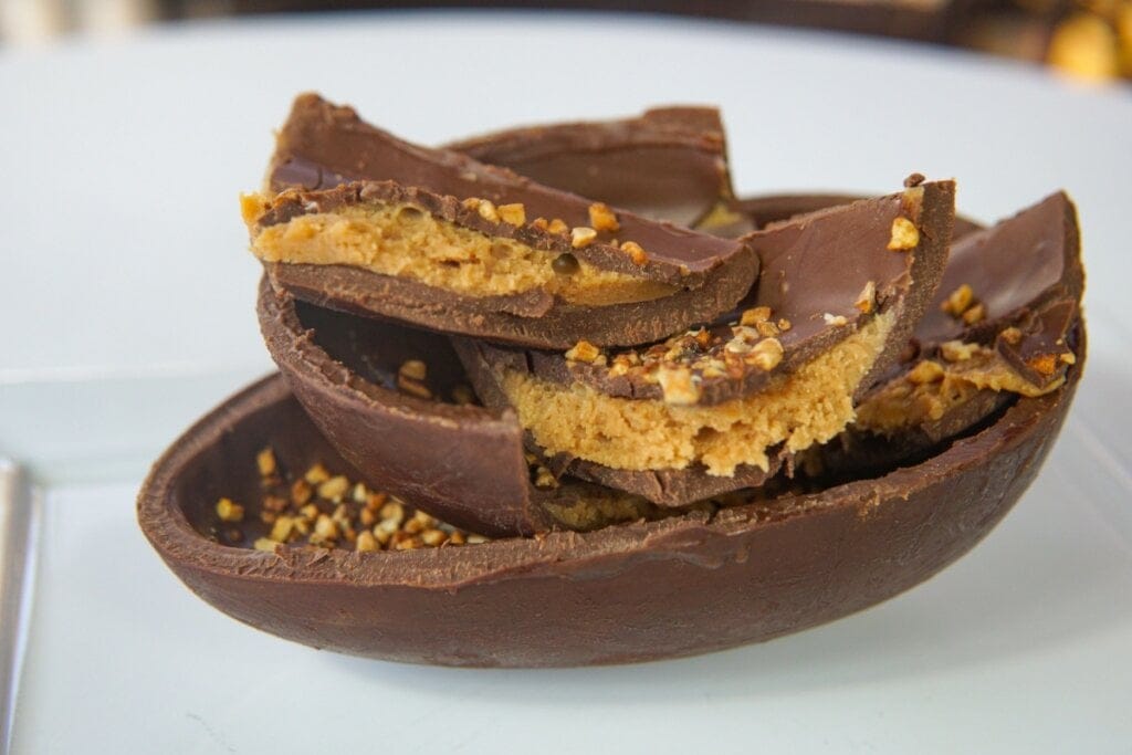 Ovo da Páscoa trufado com doce de leite e amendoim