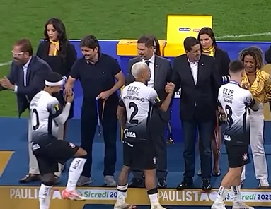 André do Prado participa da entrega da taça do Paulista 2025 ao Corinthians