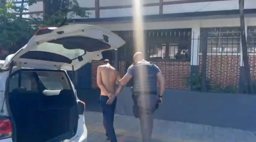 Homem furta banco de ponto de ônibus e acaba preso ao vendê-lo em Santa Isabel