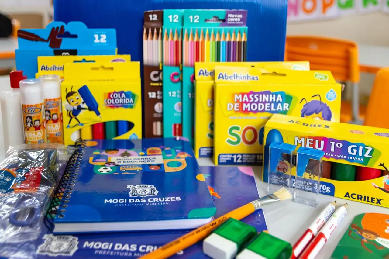 Mogi inicia entrega de 49 mil kits escolares e cita economia de R$ 7,4 milhões