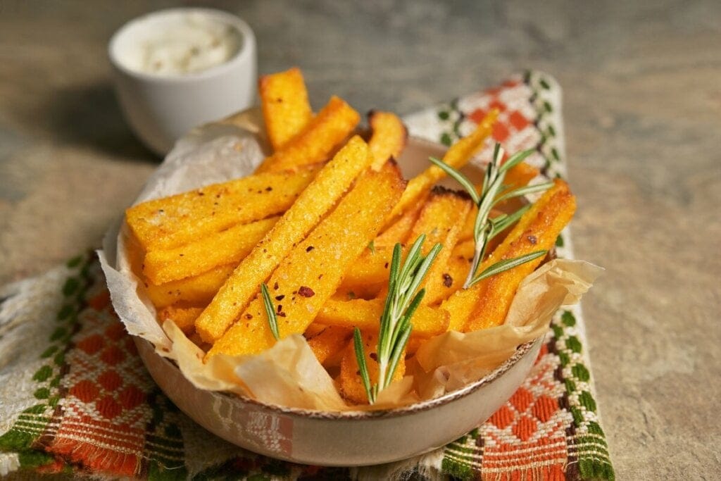 Pedaços de polenta dentro de um recipiente marrom