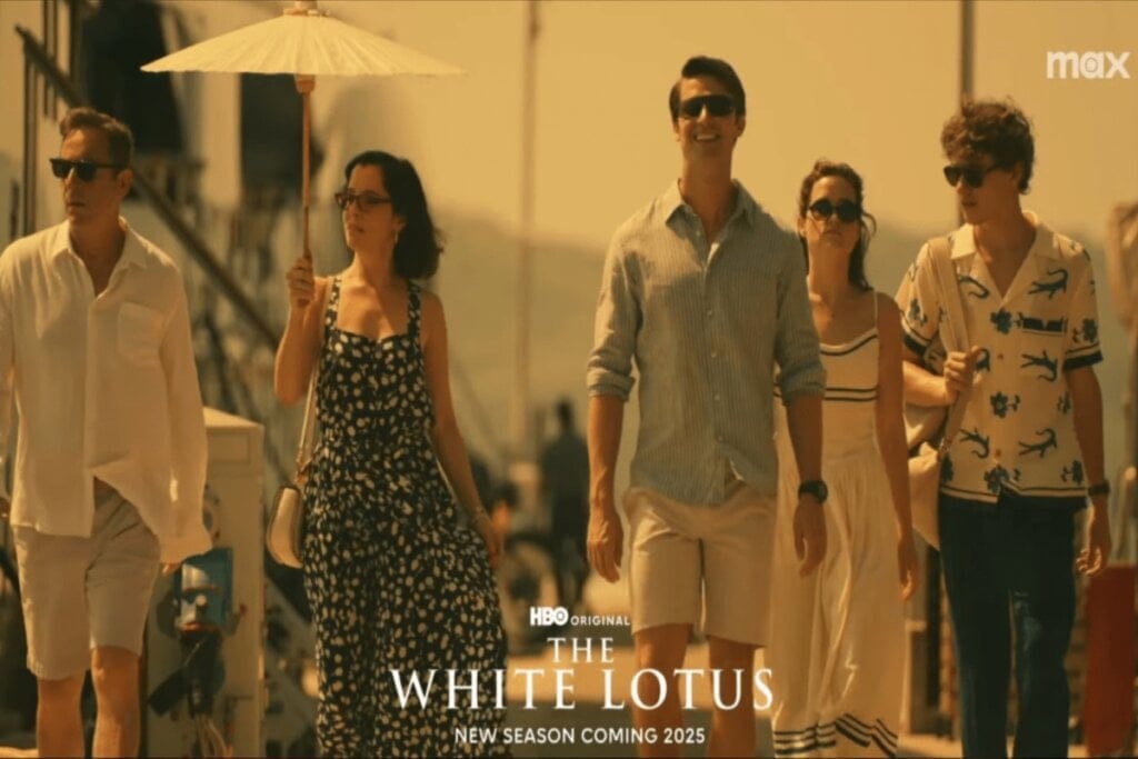 imagem de capa da série "The White Lotus" com pessoas andando sob o sol