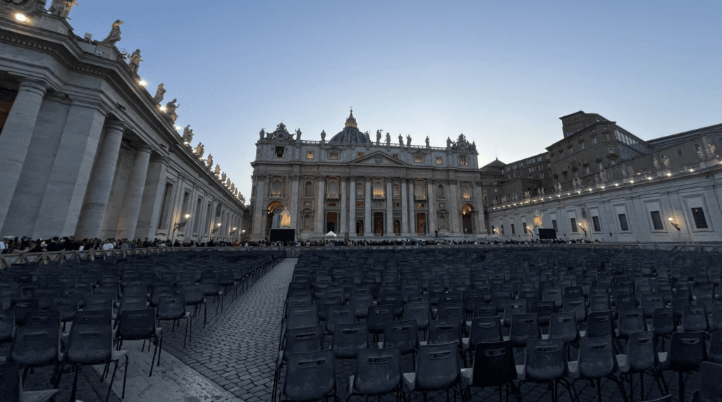 Cadeiras posicionadas para a despedida do Papa Francisco | Luiza Botelho.