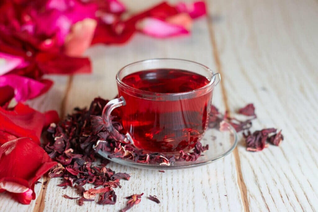 Chá de hibisco em uma xícara de vidro
