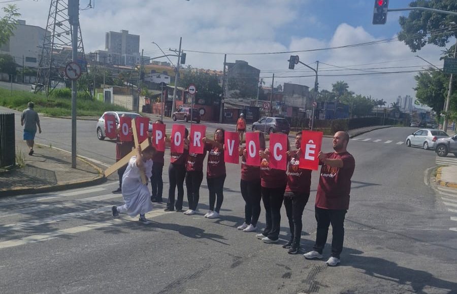 “Buzine para Jesus”: cristãos encenam Calvário no trânsito de Mogi das Cruzes
