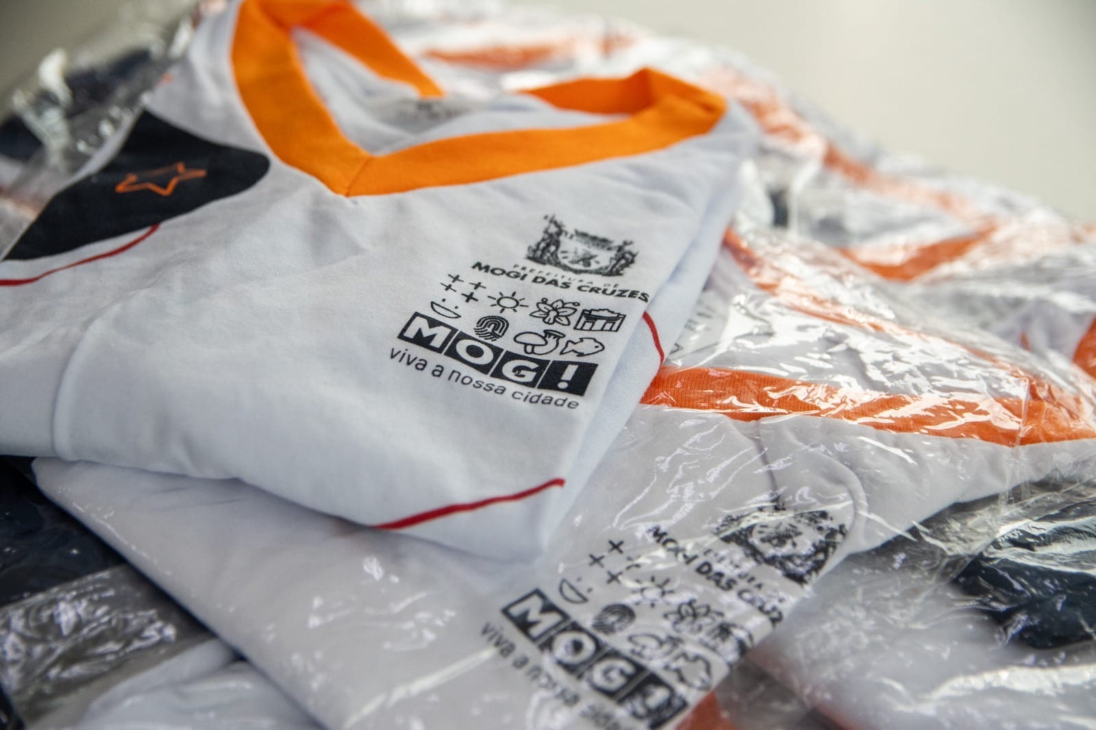 Prefeitura de Mogi localiza uniformes em estoque e anuncia entrega a alunos em situação de vulnerabilidade