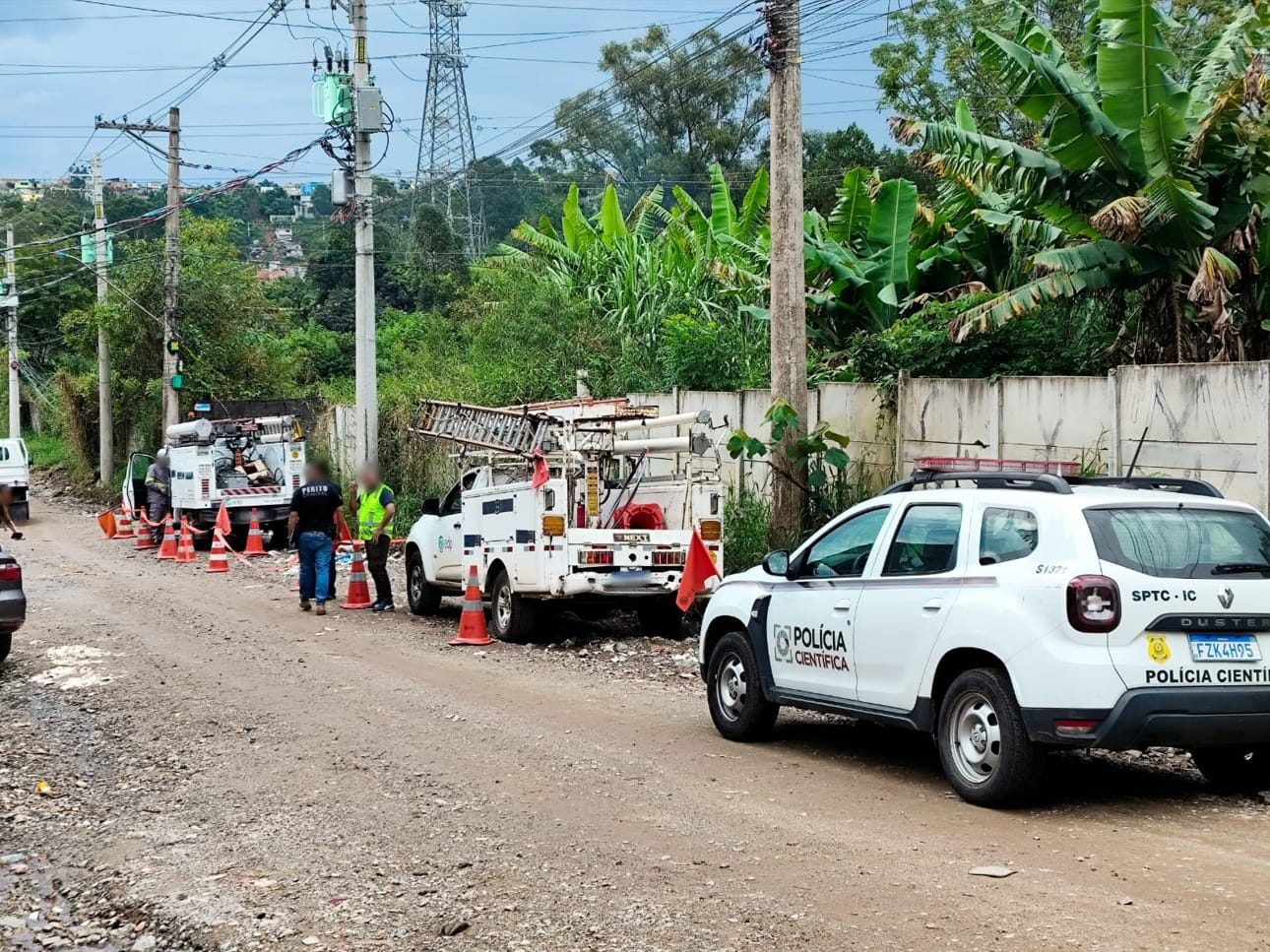 Polícia flagra 'gato' de energia em fábrica de plásticos em Itaquaquecetuba