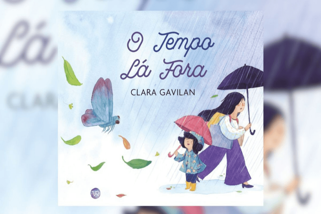 Capa de livro com título e nome do autor, com a ilustração de uma mãe com uma camiseta branca, e uma calça roxa e com uma bolsa azul no ombro segurando um guarda-chuva preto e ao lado está uma menina com um vestido azul, meia preta e bota amarela segurando um guarda-chuva rosa olhando as folhas voando, uma borboleta azul e a chuva
